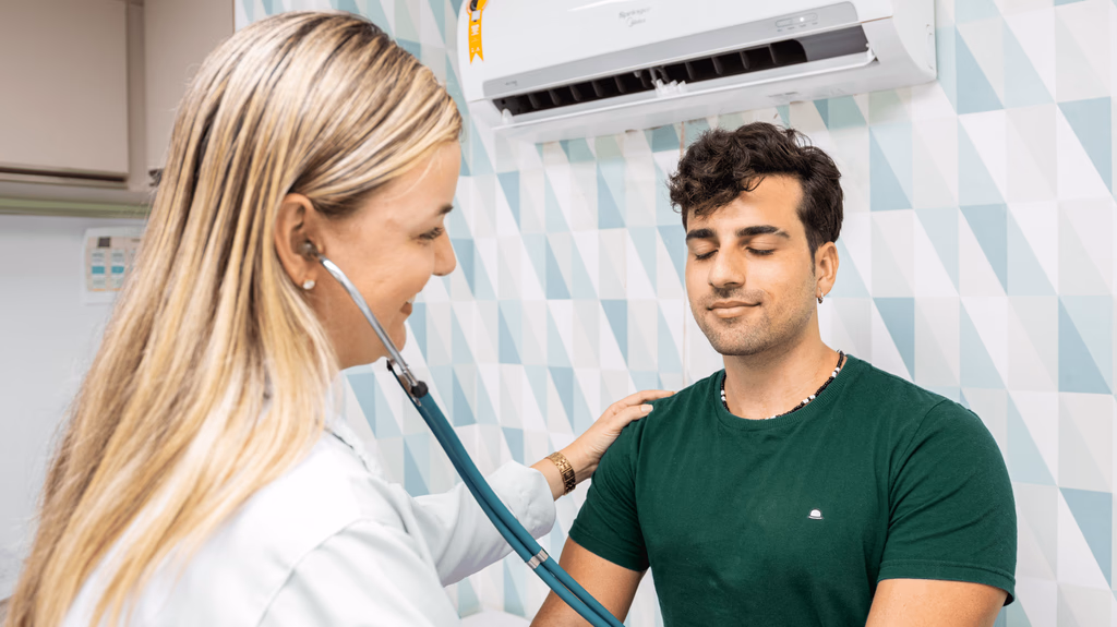 Profissional de saúde em consulta acolhedora